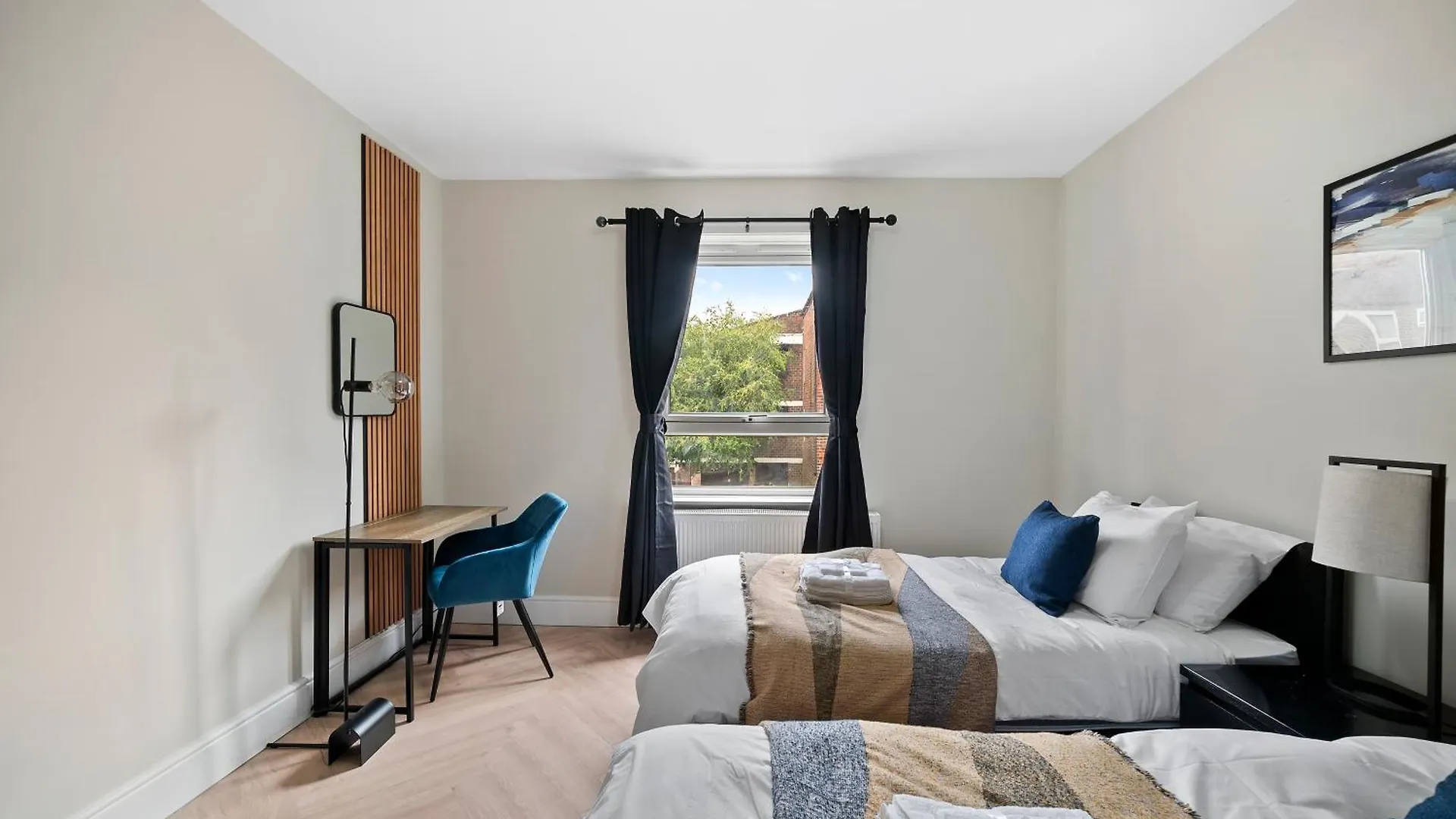 London Greenwich Zone 2 Apartment 5 Beds 2 Bath Free Parking contacts